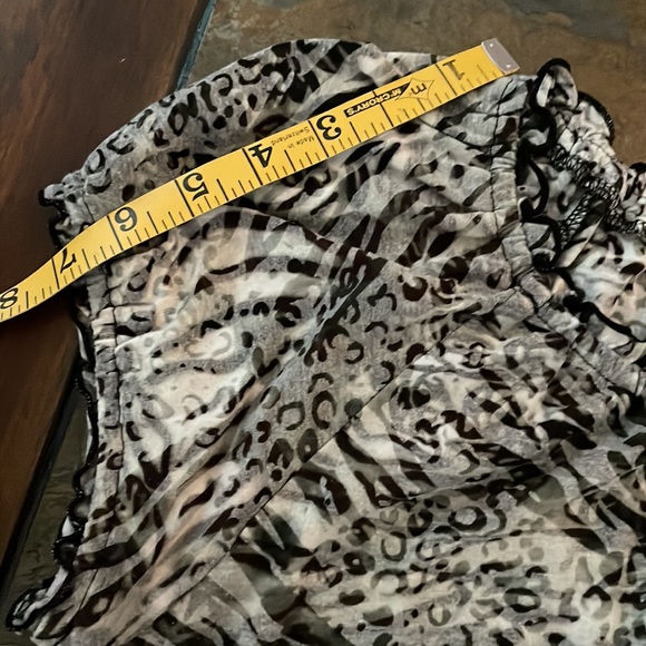 Kim Rogers Ruffle trim neck & sleeve Animal Print burnout top- Large - Picture 10 of 10